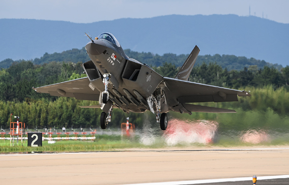 차세대 전투기 KF-21이 비행하는 모습 [사진=한국항공우주산업]