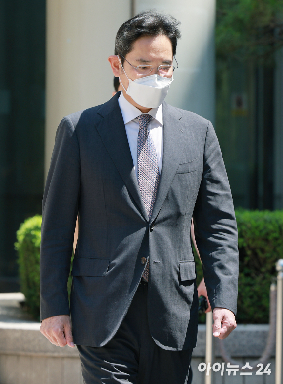 이재용 삼성전자 부회장이 12일 오후 서초구 서울 중앙지방법원에서 열린 회계 부정과 부당 합병 공판을 마치고 법원을 나서고 있다. [사진=김성진 기자]