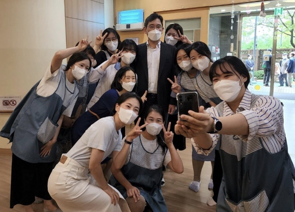 이재용 삼성전자 부회장이 24일 서울 강동구 상일동에 있는 삼성엔지니어링 글로벌엔지니어링센터(GEC) 내 어린이집을 찾은 모습. [사진=삼성엔지니어링 직원 SNS 캡처]