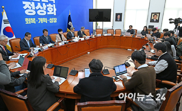 전현희 단장이 18일 국회에서 열린 더불어민주당 사법불신 극복·사법행정 정상화 TF 전체회의에서 발언을 하고 있다. [사진=곽영래 기자]