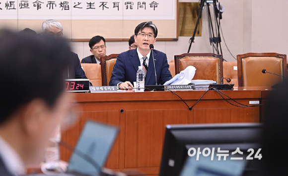 오동운 고위공직자범죄수사처장이 12일 오후 서울 여의도 국회에서 열린 제423회 국회(임시) 법제사법위원회 제1차 전체회의에서 질의에 답변하고 있다. [사진=곽영래 기자]